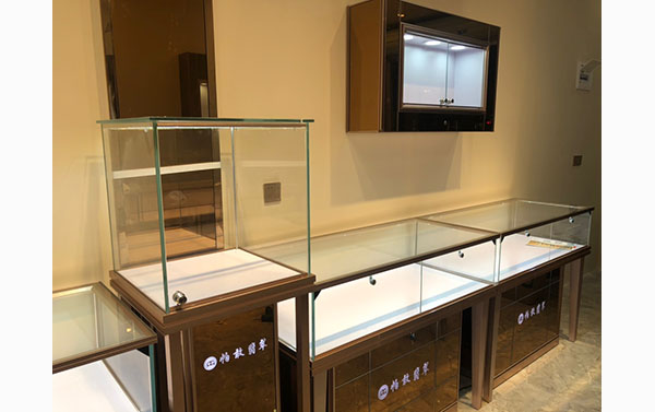 帕敢翡翠·多次定制玻璃珠宝展柜，选择鸿钛展示