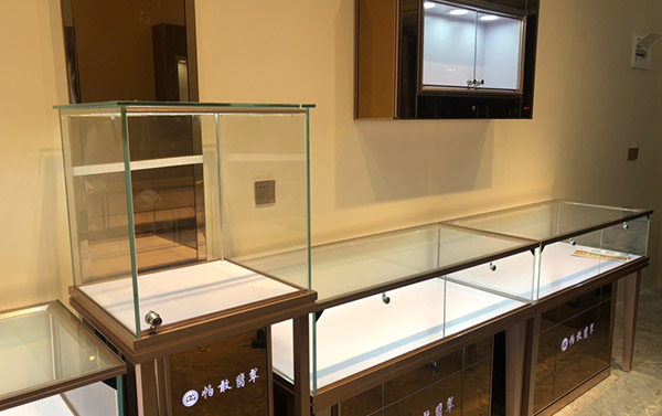 劣质玻璃珠宝展柜有哪些问题？